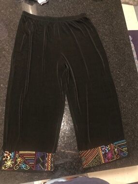 Cute Chico's Black Traveler's CapriPants w/ Embroidered Trim ~ Sz 3 ~ Sz 14/16